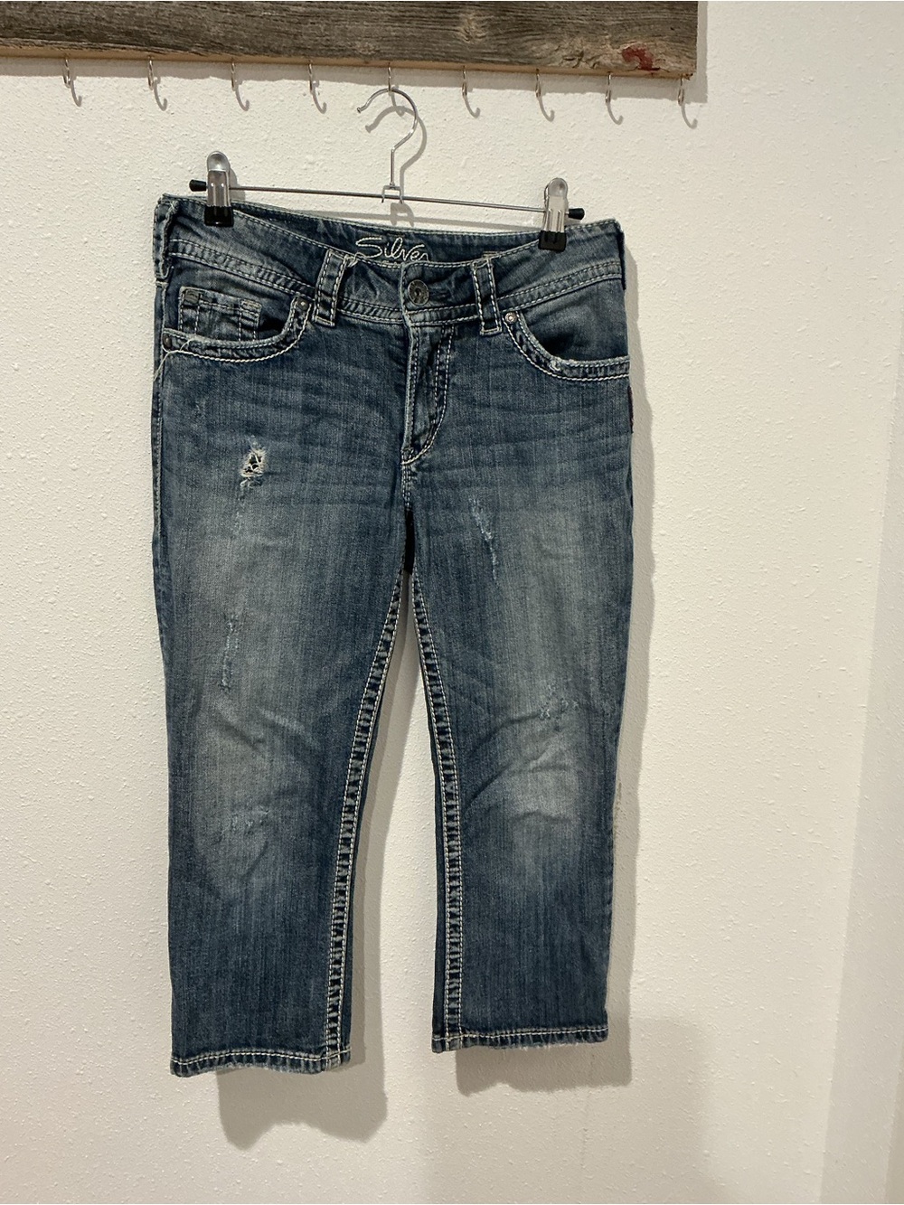 Silver Jeans Cropped Ankle Jeans in Faded Blue Wash